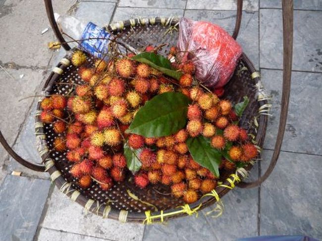 ベトナム語で「チョムチョム」ことランブータン。イガイガした赤い殻の中はライチのような爽やかな実が入っていて、大好きなんです。<br /><br />日本人と見たか、500gで$4くらい。くらいというのは実際はベトナムドンでやたら桁多く払ったから。<br />ホーチミンのベンタイン市場では1?$2でした。
