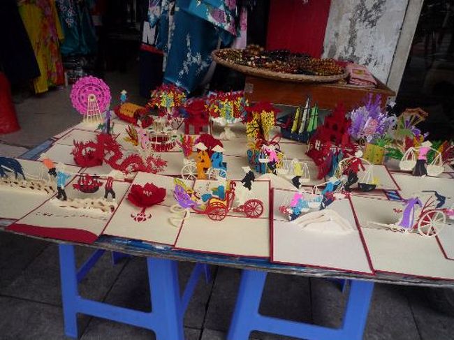 露店を見ているだけでも楽しいです。ペーパークラフトのカードが可愛い！ベトナムらしいアオザイや、自転車タクシーのシクロなど、お土産に添えるカードやバースデーカードまで。<br />1枚$1でたくさん買いました。