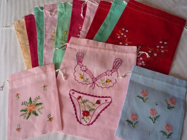 女子編。下着の袋は毎回買ってしまいます。<br />巾着にお土産を入れて渡すようにしています。