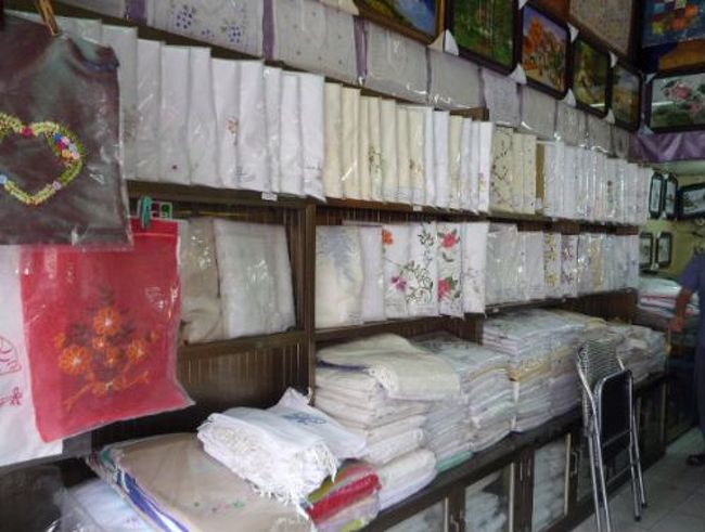 イニシャルが入った刺繍の巾着や、小物を入れるに良さそうなポーチ、先ほどのハンコを入れる巾着などたくさん買いました。