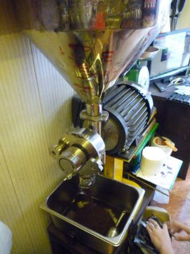 予め挽いてあるパックもありますが、お勧めは豆を選んでその場で好みの挽き方で真空パックにしてもらうか、ミルを持っている友人はかなり荒めの粗びきにしてもらいます。ベトナムの豆は固くてミルが壊れたことがあり豆を半分くらいに粗くしてもらうくらいが丁度良いみたい。<br /><br />ブルーマウンテン100gで$7-10でキリマンジャロ、モカなど日本よりお値打ち！<br />キレイな店でした。