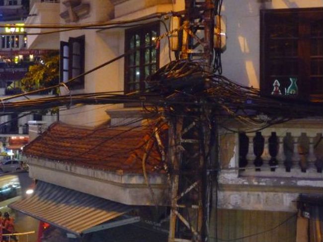 この電柱の電線のグチャグチャ具合を見るとベトナムらしい感じがします。<br />電柱の後ろにテラスになっているレストランバーで楽しむ人がいっぱい。<br />まだ時間があるので入ってみることに。