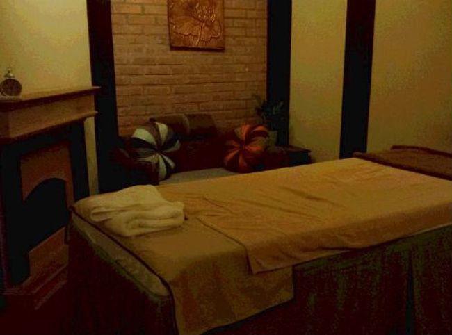 個室にうつりセラピストさん登場。片言の英語を話す方で、上手な方でしたよ。<br /><br />中にシャワーもあり、アロマの良い香りに、静かなBGMがかかりすぐにでも眠れそう。<br />まずはスクラブから始まり、全身オイルマッサージでかなり丁寧です。<br />バラの花びらが浮かんだフラワーバスを浸かっている間にフレッシュジュースのサービス。<br />セラピストさんは退室されて、さらにリラックス。