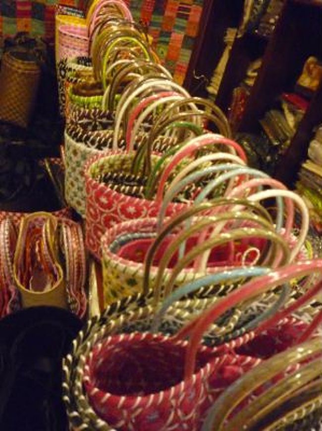 これ、これ。ビニールの平たいヒモを編み込んだバックをたくさん扱うお店として有名店なんです。ガイドブックにも載っています。<br /><br />たくさん色やサイズがあって迷いましたが2つ買いました。<br /><br />店内のサパの織物や雑貨に釘付け。