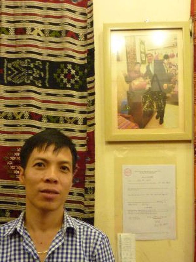 オーナーが声をかけてくださり、ネイティブな英語にびっくり。彼の後ろに一緒に写る長身の男性。アメリカのケリー国務長官では？<br /><br />お忍びで来て、ベッドカバーや執務室に置くテーブルランナーなど$3000以上買われたそう。<br />織物はすごく高い印象でしたが、アメリカの要人が買いに来るほど品質は確かです。<br /><br /><br />プラカゴは$7〜20とリーズナブルで良かった。<br />