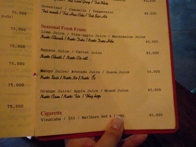 値段の45,000などはドンの値です。<br />友人に教えてもらった大まかな日本円の換算方法。<br />ゼロを2つ取って÷2<br />225円くらい。<br /><br />注文をすると「パンが全部出て今日は完売」と。パスタなどはありましたが、ベトナムでしか食べられない物にしたかったので退散。<br /><br />