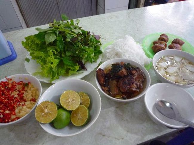 フォーより細い素麺のような米粉の麺に炭焼きのお肉やミートボール、たっぷりの野菜を入れた「ブンチャ」という料理の名店。<br /><br />筍みたいなサクっとした物や辛味のニンニク唐辛子を入れたり、ライムを搾ったり。