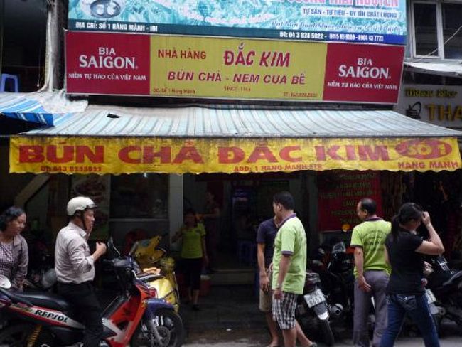 朝のフォーも有名なお店ですが、もう1つハノイで有名な麺屋さん「ダックキム」へ。<br />ホテルから歩いてすぐありました。<br />