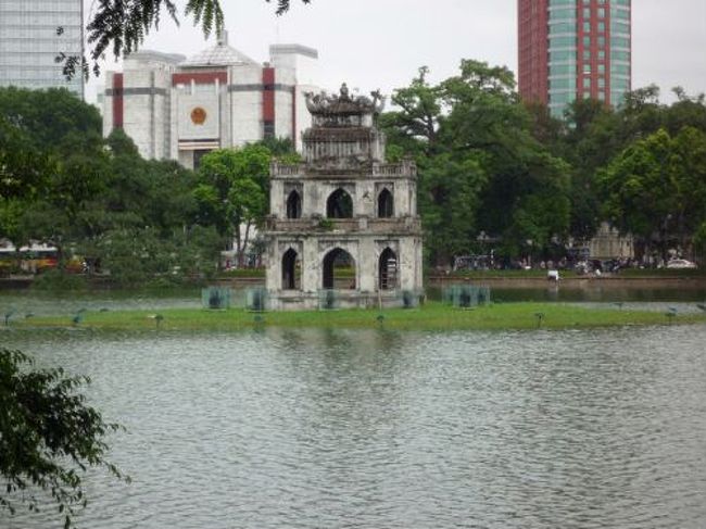 お腹いっぱいになり、ホアンキエム湖の周りを散策。当初は朝早くホー・チミン氏の遺体が特殊加工されて安置されているホーチミン廟に行きたかったのですが、休みの日にぶつかり残念。