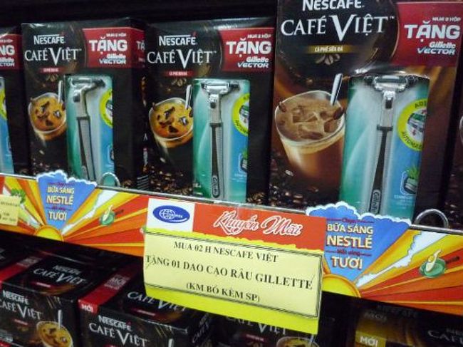 ホアンキエム湖の近くにスーパーがあり、お菓子や生春巻きの皮を購入。<br /><br />バラマキ用のインスタントコーヒーにはカミソリのオマケ付き。韓国のお菓子があったから韓国系のスーパー？<br />ベトナムのインスタントコーヒーはミルク、砂糖入りの3inが主流で甘くて美味しいです。