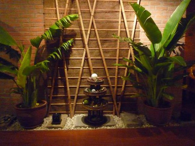 始めにスチームサウナか、ドライサウナ、ぬるま湯のジャクジーを選びます。<br />スチームサウナにしましたが熱くて3分持たずにジャクジーに行くもぬるま湯より冷たく今度は寒くてタオルに包まって待つことに。