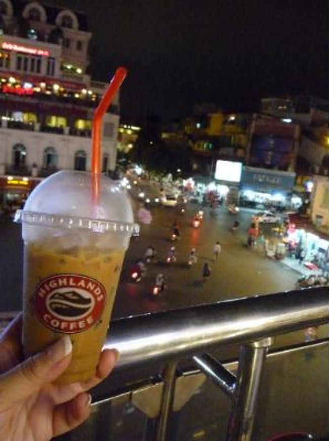 バイクぶんぶんが上から見渡せるテラス席があったためです。<br /><br />ベトナムのコーヒーの飲み方は練乳入り。<br />甘くて本当に美味しい。ベトナム全土にありフルーツタルトやフレッシュジュースも美味しいです。