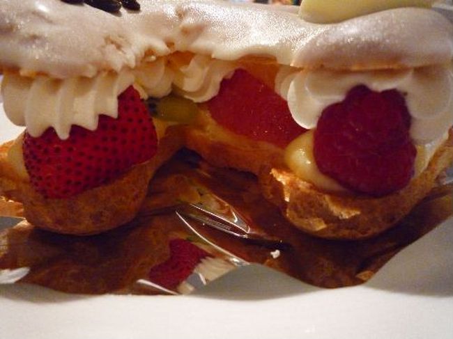 中は苺でいっぱい。新千歳に着くとまさかのJRで人身事故。ターンテーブルで奇跡の電話が。<br />知人が南千歳のアウトレットで買い物しているから送って行くよ！と。<br /><br />初めてのハノイ。ホーチミンに比べて町が旧市街に新市街とわかれていて、道も複雑でしたが美味しいベトナム料理を堪能して、大好きな雑貨も買えたし、素敵なベトナム人の友達も出来て楽しかったです。<br /><br />次回はもっとゆっくり滞在して、焼き物の町バッチャン村や世界遺産ハロン湾クルーズに行きたいものです。<br /><br />終わり