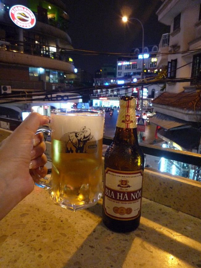 先ほどのハイランドコーヒーが左手に見えています。テラスで夜風が気持ちが良い。<br />Free wifiもありメニューにパスワードが書いてあるも速度が遅い。<br /><br />美味しくビールを飲んでいると、「写真撮ってもらえませんか？」と美人なベトナム人女性たちに声を掛けられ、スマホのシャッターを押してあげると流暢な英語で話しかけられ談笑。