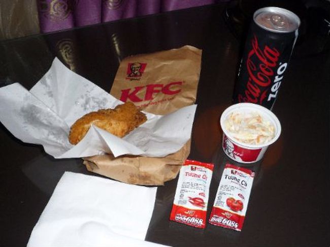 チキン1Pとコールスローのみ。<br />裏切らない美味しさです。ハバネロソースにケチャップも付いてました。<br /><br />さっさと食べて、深夜便で成田へ帰るのでシャワーを浴びてパッキングをしてフロントに電話してベルの方に階段で階下のエレベーターのある階まで下ろしてもらいチェックアウト。<br />レイトチェックアウトではなく2泊分取りましたが、お安めのホテルでしたからギリギリまで使えて良かったです。