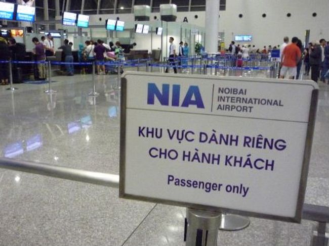 ホテルにお願いしておいたリムジンが時間前に来ていました。支払いはフロントで。<br />余ったらベトナムドンと$を併用して支払い、ノイバイ空港まで45分。<br />空港に近付くと昨夜のような稲妻が見える雷と激しい雨。<br />ドライバーは飛ばないのではないか？と言い心配するも、飛びました。