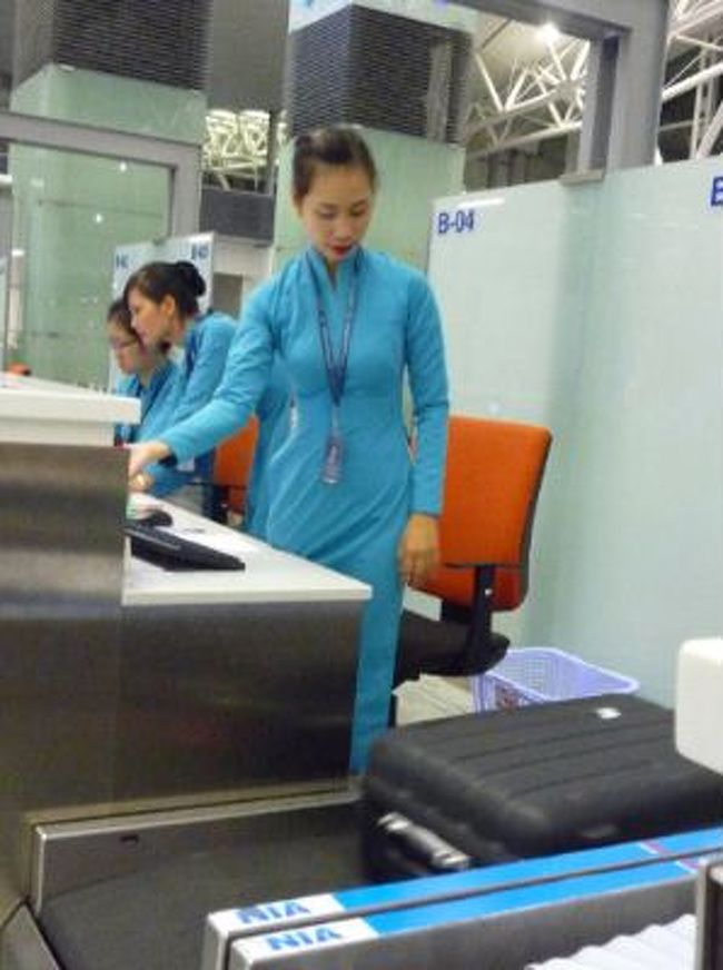 ベトナム航空がハンドリングを代行しているので美しいアオザイ姿。