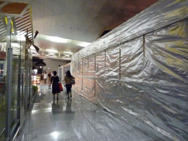 新しいピカピカのノイバイ空港ですが、中のショップはかなーりショボくて、工事はしていないのに工事中になってます。<br />雑貨などありましたが、街中の4倍は高かった。