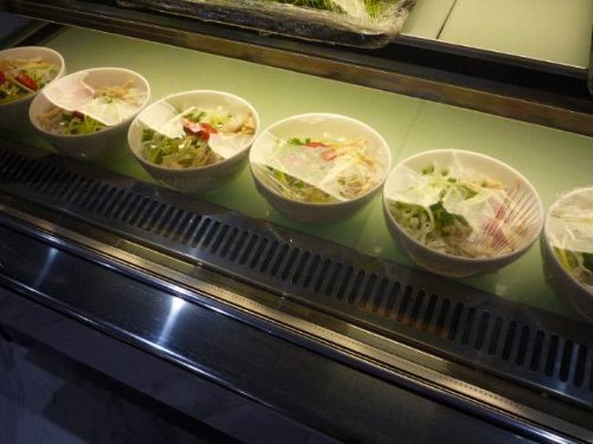 鍋にスープがあり、横にはフォーの麺。<br />食べている方がたくさん居ました。