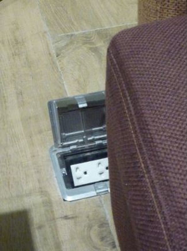 コンセントは足元にあり、Free wifiが飛んでいて速度もまずまずです。<br />お手洗いの奥にシャワールームがありましたが次々使う方で順番待ちのようで、ホテルで浴びてきて正解でした。