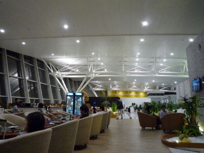 広々ラウンジ。コンコースが見渡せる解放感あるラウンジ。