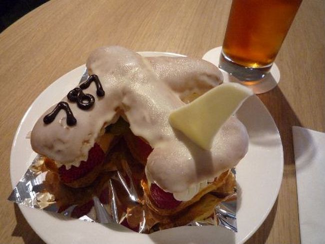 札幌便まで時間がかなりあった為、T2側の東急ホテルの1Fのカフェへ。<br />飛行機好きな方に有名なエクレアがこちら。<br />ボーイング787