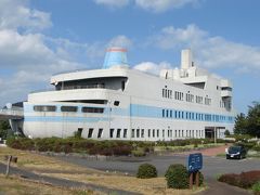 西の浜海水浴場の隣にある、唐津市少年科学館です。

遠くから見ると、海に浮かぶ豪華客船のようです。