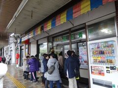 おや？なにやら青果店に行列が。
私はふだん食べ物のために並ばないのだけれど、ここはひとつ並んでみます。