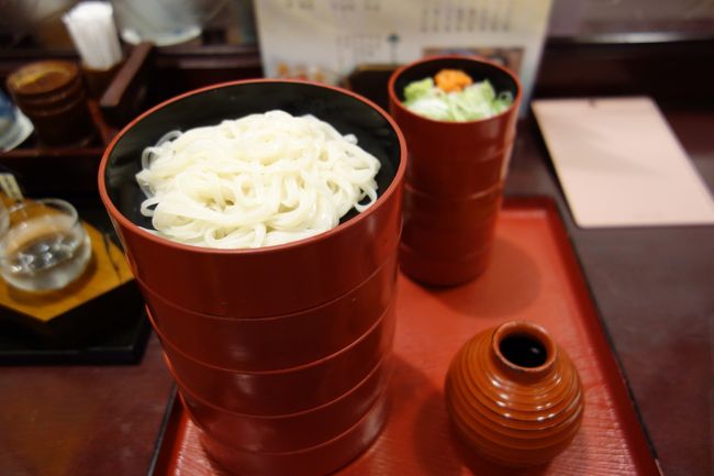 主人は稲庭わりごうどんを食べました．<br />5段のうどんと，5段の具があり，１１００円．