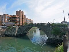1323　親和銀行平戸支店の駐車場に車を置く　1702年建造の石橋　幸橋　平戸にあったオランダ商館の石造建築に携わった石工から伝授されてきた技法が用いられたと言われることから「オランダ橋」の別称が生まれた。Wikipedia