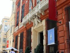 　Palazzo Rosso　ガリバルディ通り

　こちらが「赤の宮殿」建物が「レンガ色」・・・勿論こちらも、中を見るには「入場料」が要ります・・・建物の中は見てみたいけど、美術やアートには、疎いですのでね・・・猫に小判と言う事もあるし、お金のいるところは「パス」です。