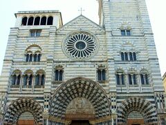 　Cattedrale di San Lorenzo　ジェノバ

　こちらは「サン・ロレンツォ大聖堂」・・・1118年に建て始められた「聖堂」ですけれど、主な部分は、13〜14世紀の「ゴシック様式」の大聖堂・・・黒と白のストライプは、イタリアによくあるデザインですけれど・・・何故なんでしょうね？・・・どうしても「囚人服」をイメージしてしまいますね・・・ハハハ・・・