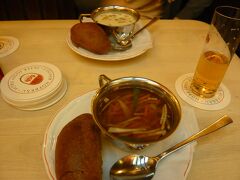 17:00 Früh am Dom
早い時間から食べられました。

前菜はそれぞれスープ。