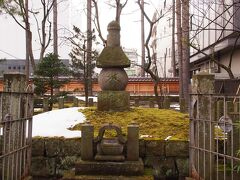 お墓（たぶんご遺体本体）は、京都の大徳寺にあるようで、興徳寺の蒲生氏郷の墓には、氏郷の遺髪が納められているようです。

氏郷没後の翌年、息子・秀行によって建立された五輪塔になります。建立当時には御霊屋があったそうですが、戊辰戦争の兵火で焼失して五輪塔だけになっています。

まぁ・・・ほんとは氏郷さんってキリシタンなんですけれど・・・この頃のキリシタン大名や奥方って、ほぼ仏教式のお墓に入ってるような感じだよねぇ。さすが日本らしいや・・・。