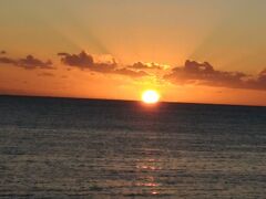 最後はホテル前のシトロン湾に沈む夕日を見ました。