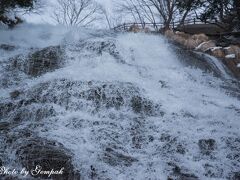 30分ほどで切り上げ、湯滝へ。
週末なので、そこそこ、観光客も来ている。