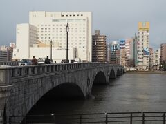 駅から歩いて１５分ほど。

信濃川に架かる萬代橋です。