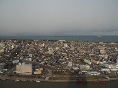 展望台からの眺め西側です。

天気が良ければ佐渡島が見れるみたいです。