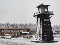 村上駅に到着です。

新発田では積もってなかった雪も

ここでは道路に積もってます。