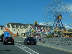 …お天気がよくなった翌日には、ソルトヒルの町も見違えるように明るくなってました。
道行く人たちの表情も晴れやか！ヽ(*＾ω＾*)ﾉ

この時には、海岸沿いの遊園地の観覧車が設置途中。
