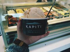 Shortland StreetにあるKapitiという乳製品ブランドのアイスクリームショップがあります。そこのアイスはどれを選んでも美味！私のお気に入りはApple cinnamonかBlueberry Muffinです。