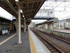 　JR恵那駅（えなえき）に到着しました。恵那駅は、岐阜県恵那市大井町にある、東海旅客鉄道（JR東海）・明知鉄道の駅です。

　JR東海の中央本線と、第三セクター鉄道である明知鉄道の明知線との接続駅となっています。明知線は当駅が起点である。明知線は元々は中央本線ともども日本国有鉄道（国鉄）の路線であり、当駅も国鉄の単独駅であったが、明知線が第1次特定地方交通線への指定を経て1985年に明知鉄道に転換されたため、現在の形となりました。

　単式ホーム1面1線と島式ホーム1面2線を有する地上駅です。1番線（単式ホーム）が副本線、2・3番線が本線となっています。上り列車については特急を除き、副本線である1番線に発着します。2つのホームは、ホーム東側にあるエレベーターが設置された跨線橋と、西側の階段がある跨線橋で連絡しています。