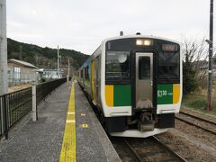 08:48　上総亀山発木更津行

１８きっぷの時期は終わりましたが、休日おでかけパスで乗車している鉄ちゃんが数名いました。

この列車の次は14:23なので、当然みなさん乗って帰ります。

特にすることがなさそうなので、滞在は困難そうです。
