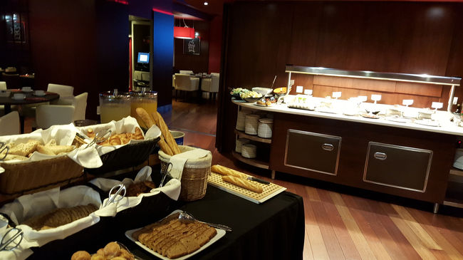 朝食は、私の好きなカリカリベーコン、焼きトマト、焼きパプリカ、生サラダ、100%ジュース、クロワッサンは揃ってたので、良しとします。　ただ、従業員はいなかったので、Tea? Coffee?は聞いてくれません、、、