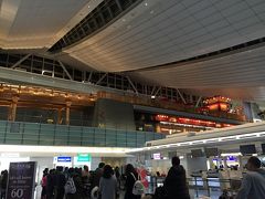 羽田空港に到着後、無料の連絡バス（５分くらいでした）に乗って国際線ターミナルへ。

今回はフライングブルーのマイル８００００マイルを使って、エールフランスで羽田ーパリを往復します。

インターネットチェックインはすでに終わっているので、バゲッジドロップオフですんなり荷物を預けることが出来ました。

そしてふと見上げると、何やら江戸時代っぽい？