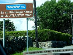 この標識に名前が出ているワイルド・アトランティック・ウェイは、アイルランド島の大西洋側を網羅する景色のいいドライブ・ロード。

ゴールウェイ周辺だと、今日これから行くクリフトゥンのスカイ・ロードへの沿岸の道や、別の日に行ってみるモハーの断崖までの沿岸の道もワイルド・アトランティック・ウェイの一部になっています。

そのワイルド・アトランティック・ウェイのルートや見所については、下記のWild Atlantic Wayのサイトでどうぞ。英語版です。
 最初に出て来るアイルランド地図西側の赤い線がワイルド・アトランティック・ウェイ。
 画像を拡大して、見所を表す青い●をクリックすると、その場所の簡単な説明も出てきます。
http://www.wildatlanticway.com/explore-the-route/#53.495417|-10.183533|7

ワイルド・アトランティック・ウェイの道沿いには、青地に白いwwのこんなロゴの標識も随所に立っています。
WILD ATLANTIC WAYの文字の上部に斜体字で併記されているのは、アイルランド語（ゲール語）での表記です。