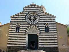 　Chiesa di Sant'Andrea　レヴァント　東リビエラ海岸

　13世紀のゴシック建築「聖アンドレア教会」・・・これも派手なシマシマの、囚人服ルック・・・どうしてでしょうね・・・このシマシマに、何か意味が有るのでしょうか・・・？