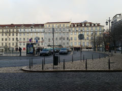 市電乗り場のあるフィゲイラ広場。
昨日降りた場所だからすぐ行けると思ったのに間違って少し遠回り。

しかし…えーと、市電どこ？
始発乗り場だし間もなく発車時刻だから着いてるはずなのに市電が見あたらない…朝早いから他の観光客、というか人自体あまりいないから聞けないし…
おかしいなぁと当たりを見回すとトラムは止まっている(私のなかで勝手にレトロな車両は市電、近代的な車両はトラムとなぜか呼びわけ(・・;))。
もしかしてこのトラムかなぁと近寄ってみると乗りたかった１５番の表示が！でも一歩遅くてトラムは発車。次のを待つはめに…

よく考えたら昨日の夜リベイラ市場から乗ってきた同じ線、同じ車体なのになぜかレトロな市電だと思い込んでた…