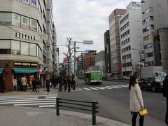 うちからメトロで築地駅へ。正月７日の築地は寒々としている。