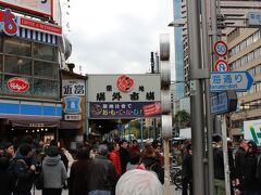 興味の尽きない本願寺だが、お目当ての築地場外市場に向かった。
いきなり人並が大きくなる。こりゃあ気合を入れていかないと、押し出されるぞぉ。